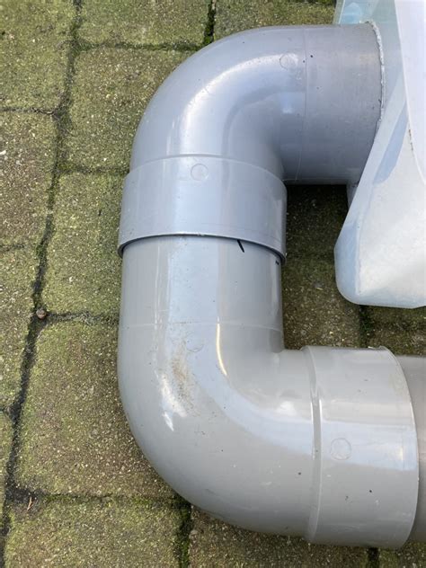 Illustratie van het gebruik van een PVC-pijp om een bocht uit te zetten.