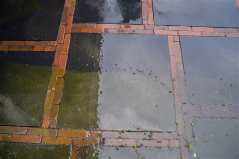 Voor-en-na foto van een terras na reiniging van groene aanslag.