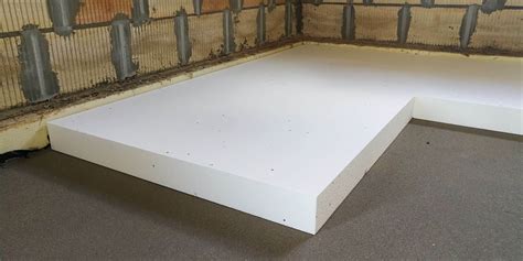 Details van vloerisolatie met PIR platen, zowel van bovenaf als vanuit de kruipruimte.