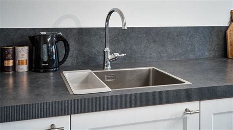 Illustratie van een moderne keuken met een composiet spoelbak.