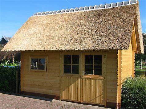 Foto: Voorbeelden van tuinhuis met rieten dak