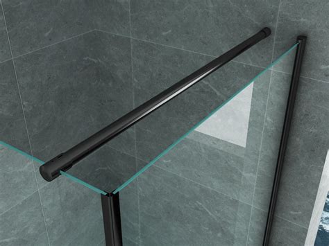 Schematische weergave van een douchedeur met zwarte profielen en de plaatsing van de profielen aan de buitenzijde van het glas.