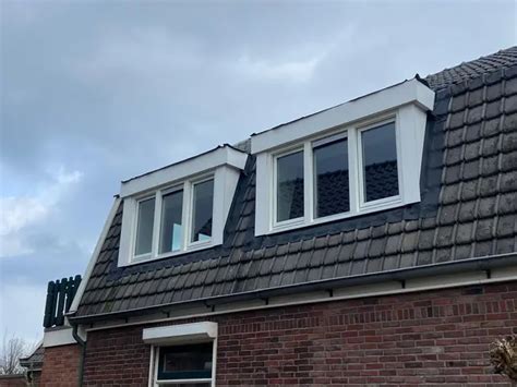 Voor-en-na foto van een woning met nieuwe kozijnen en dakkapel