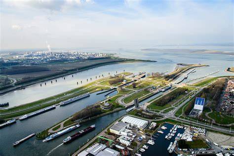 Foto: waterbusverbinding en havens bij Zwijndrecht