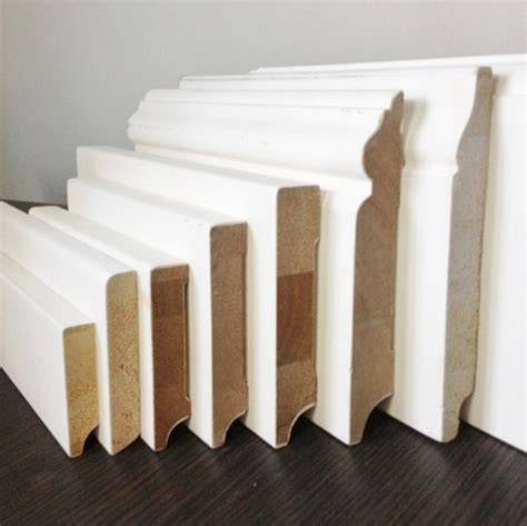 Infographic: Verschillende type plinten (plakplinten, MDF-plinten, folieplinten, houten plinten) met korte kenmerken