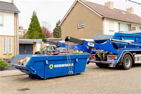 Illustratie van een afvalcontainer die door een vrachtwagen wordt geplaatst