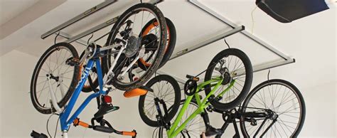 Illustratie van verschillende fietsophangsystemen, waaronder muurbeugels, plafondhaken en fietsliften.
