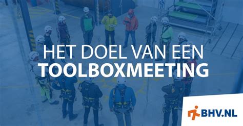 Foto van een toolboxmeeting met medewerkers van Kamil Dak B.V. die instructies krijgen over veiligheid.