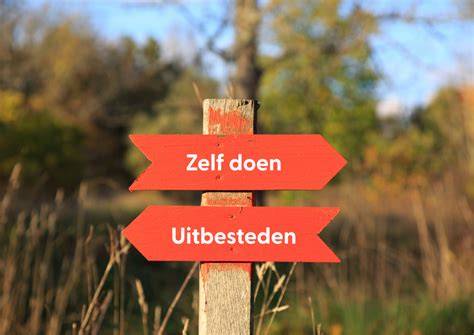 Diagram: kostenoverzicht bij zelf leggen vs. uitbesteden