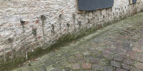 Detailfoto van een boorpatroon in een buitenmuur