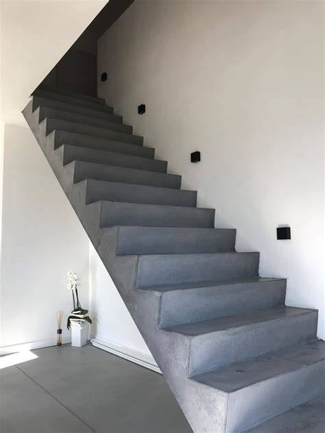 Foto van een betonnen trap in een modern kantoor in Noord-Brabant