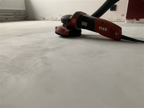 Gereedschap voor traprenovatie: schuurmachine, plamuurmes, krabber