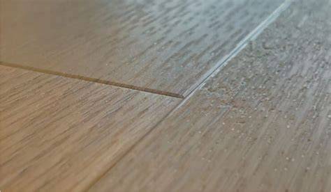 Illustratie van extra brede planken en V-groef voor realistische houtlook