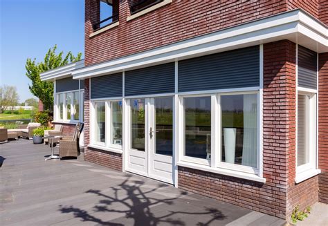 Collage van woningen met rolluiken in verschillende kleuren (wit, antraciet, bruin) om de impact op de uitstraling te tonen.