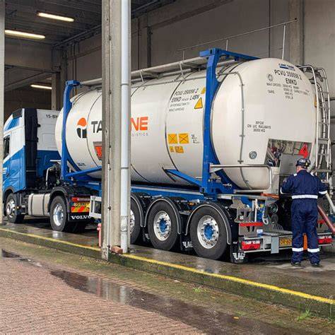 Afbeelding van een tankcontainer tijdens renovatie met straalbewerking en coating