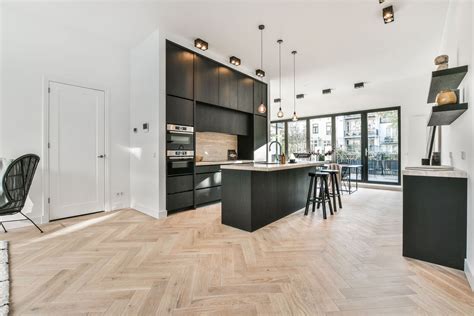 Voorbeeld van een moderne woonkamer met een visgraat vloer van brede planken