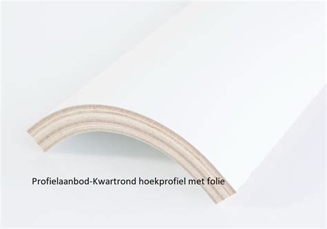 Gedetailleerde foto van een MDF hoekprofiel met witte folie, inclusief afmetingen