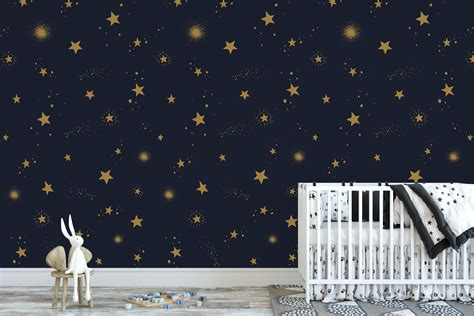 Illustratie van een kinderkamer met glow-in-the-dark sterrenbehang dat 's nachts oplicht.