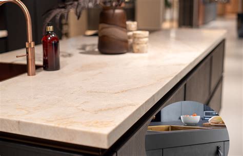 Diverse natuurstenen en composiet aanrechtbladen in verschillende keukenstijlen.