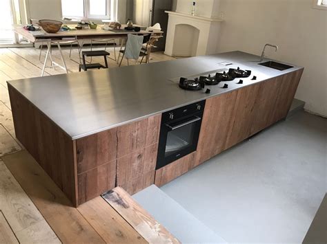 Moderne keuken met een strak RVS aanrechtblad van GROKU.