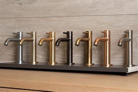Wandgemonteerde bronzen kranen en ladegrepen