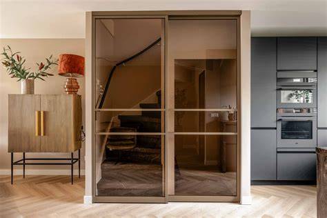 Inloopdouche met rookglas en bronzen frame