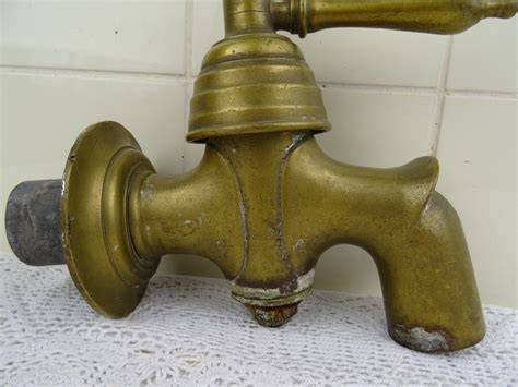 Bronzen koppelstuk en klassieke kraan