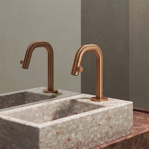 Vintage bronzen kranen in samenwerking met beige aanrecht