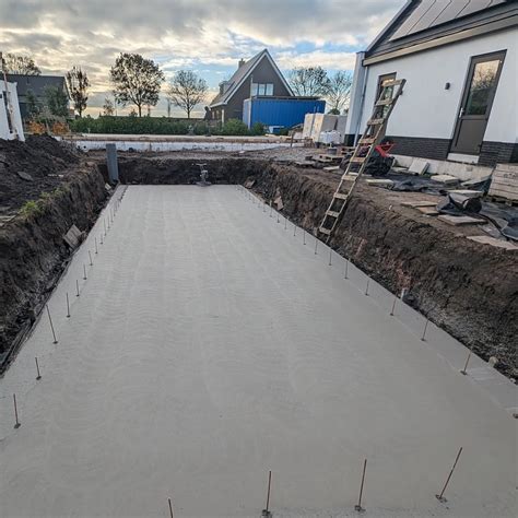 Illustratie van het proces van het storten van een zandcementdekvloer met houten regels.