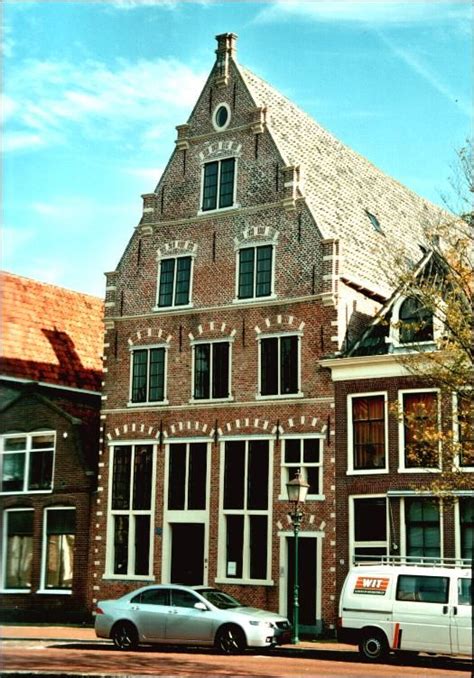 Illustratie van kenmerken van de Classica bouwstijl, zoals symmetrische gevels en statige uitstraling.