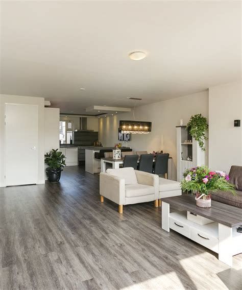 Een sfeervolle woonkamer met een 8mm laminaatvloer in oud hout design