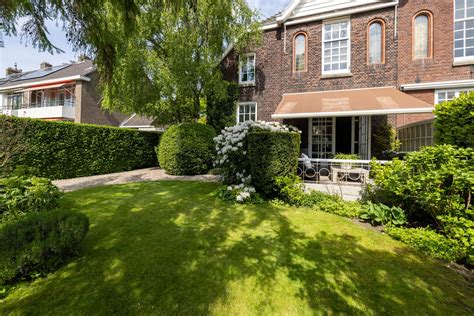 Interieurfoto van een woonkas met veel groen en kleurrijke elementen