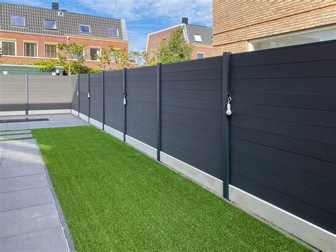 Gedetailleerde tekening van de bevestiging van een tuinpaal en profielen voor een composiet schutting.