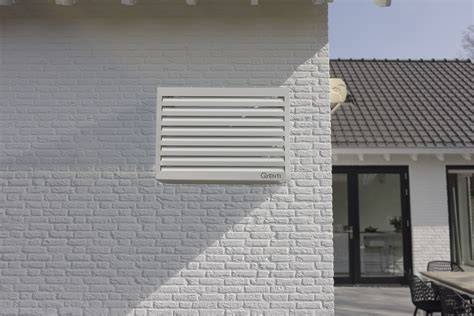 Diagram: dwarsventilatie met roosters in tegenoverliggende gevels en aanbevolen afstanden
