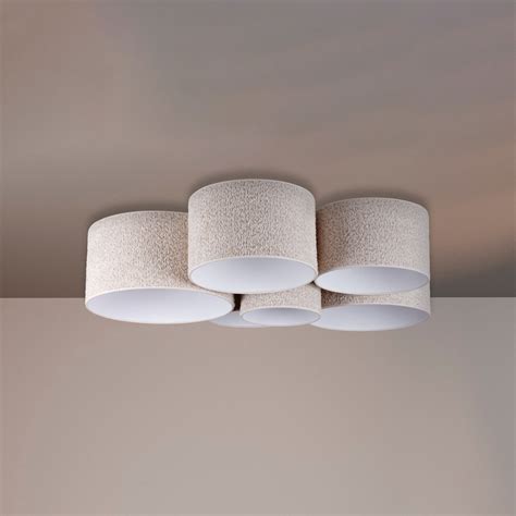Voorbeeld van een beige plafondlamp met zes spots, om de warme uitstraling te tonen.