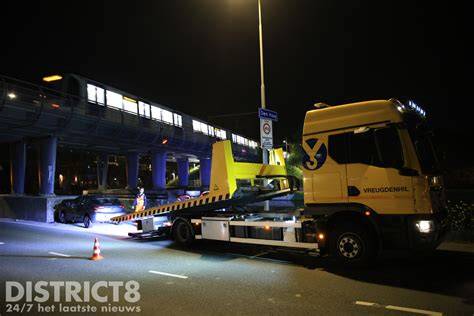 Plaatsing van een betonnen pijler met hijsschip