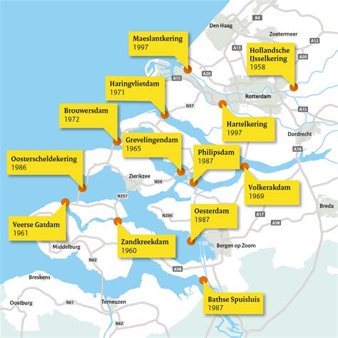 overzichtskaart van Nederlands-Indië met belangrijke locaties en transportroutes
