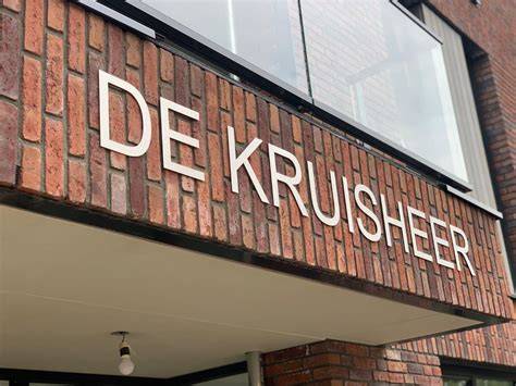 Montagevoorbeeld van gevelletters en raamsigning