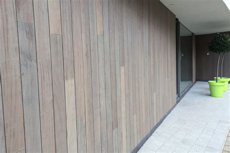 Verschillende stijlen van houten gevelbekleding, zoals planchetten en blokprofielen.