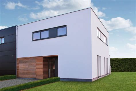 Voorbeeld van een moderne woning met witte crepi gevelafwerking.