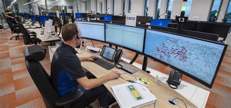 Illustratie van een meldkamer met medewerkers die telefoons en computers bedienen