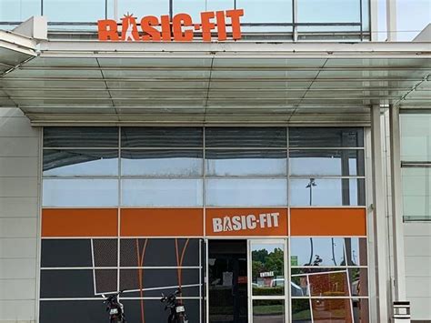 Foto van de ingang van Basic-Fit Naaldwijk Bosweg.