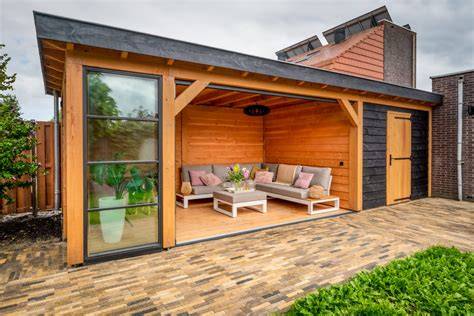 tuin met stenen berging en overkapping