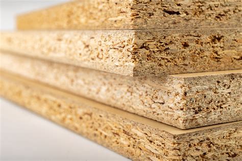 Detail van een MDF plaat met zichtbare houtvezels en lijmstructuur