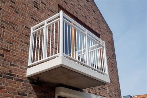 Voorbeeld van een modern balkon in UHSB met geïntegreerde bevestiging