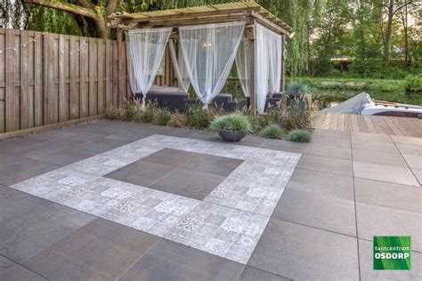 Verschillende soorten terrastegels in een tuin