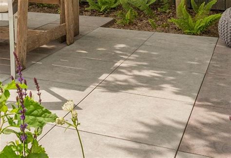 Een terras met schone, geïmpregneerde tegels die hun kleur behouden