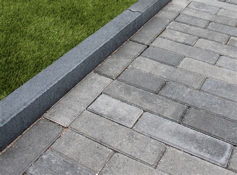 Voorbeelden van opsluitbanden in tuintoepassingen