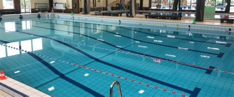 Bord met parkeerinformatie bij Zwembad De Zijl