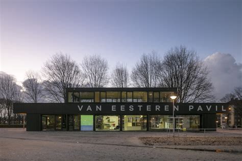 Illustratie van de tentoonstelling SuperWest in het Van Eesteren Museum.